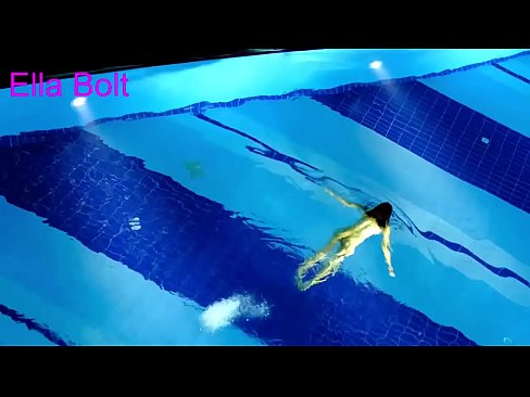 ❤️ 나는 보는 것을 멈출 수 없다, 젊은 금발이 ELLA BOLT 리조트 수영장에서 누드로 수영하다 적발 포르노 fb 우리 ❌❤